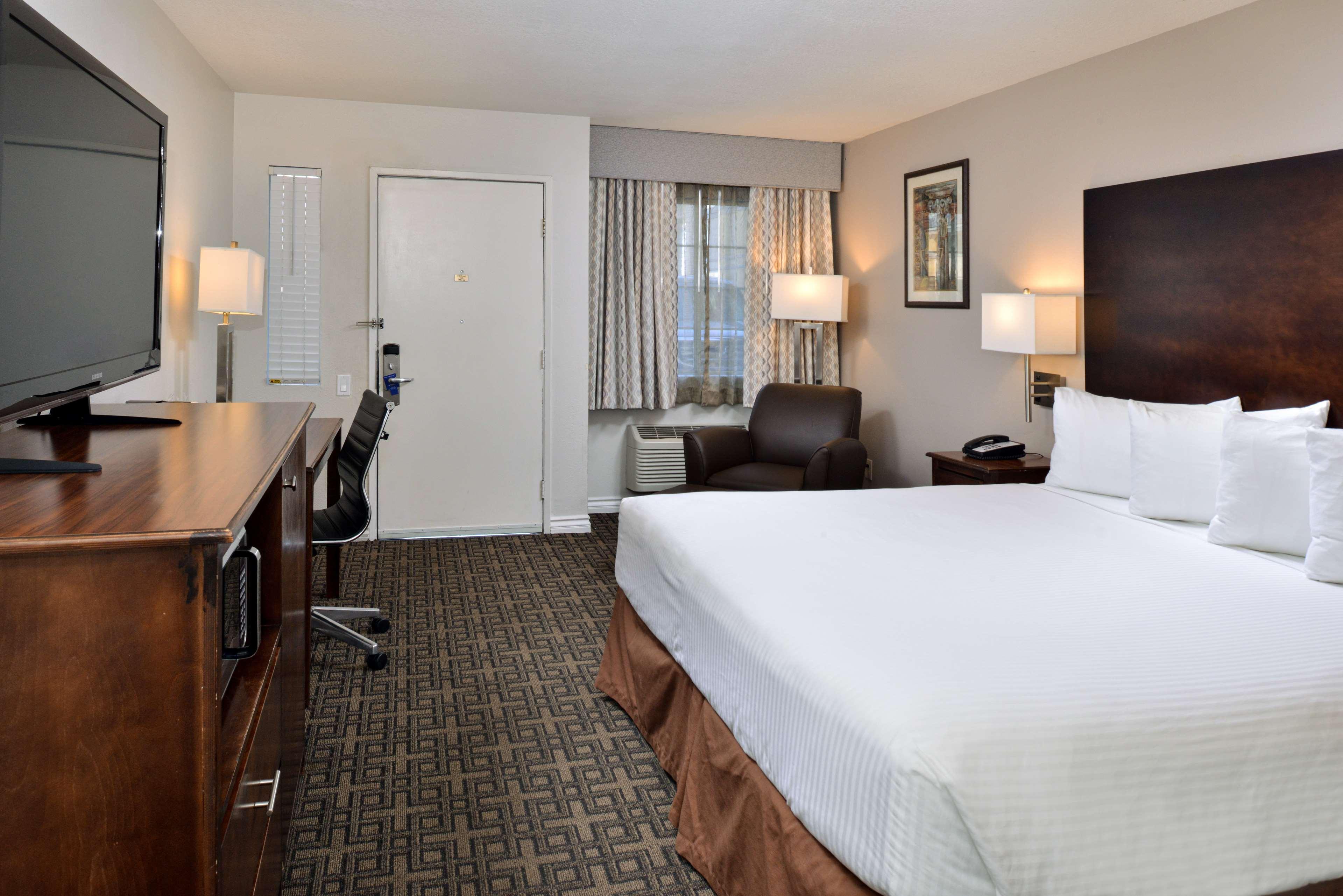 Hotel Western Kettleman & 3*