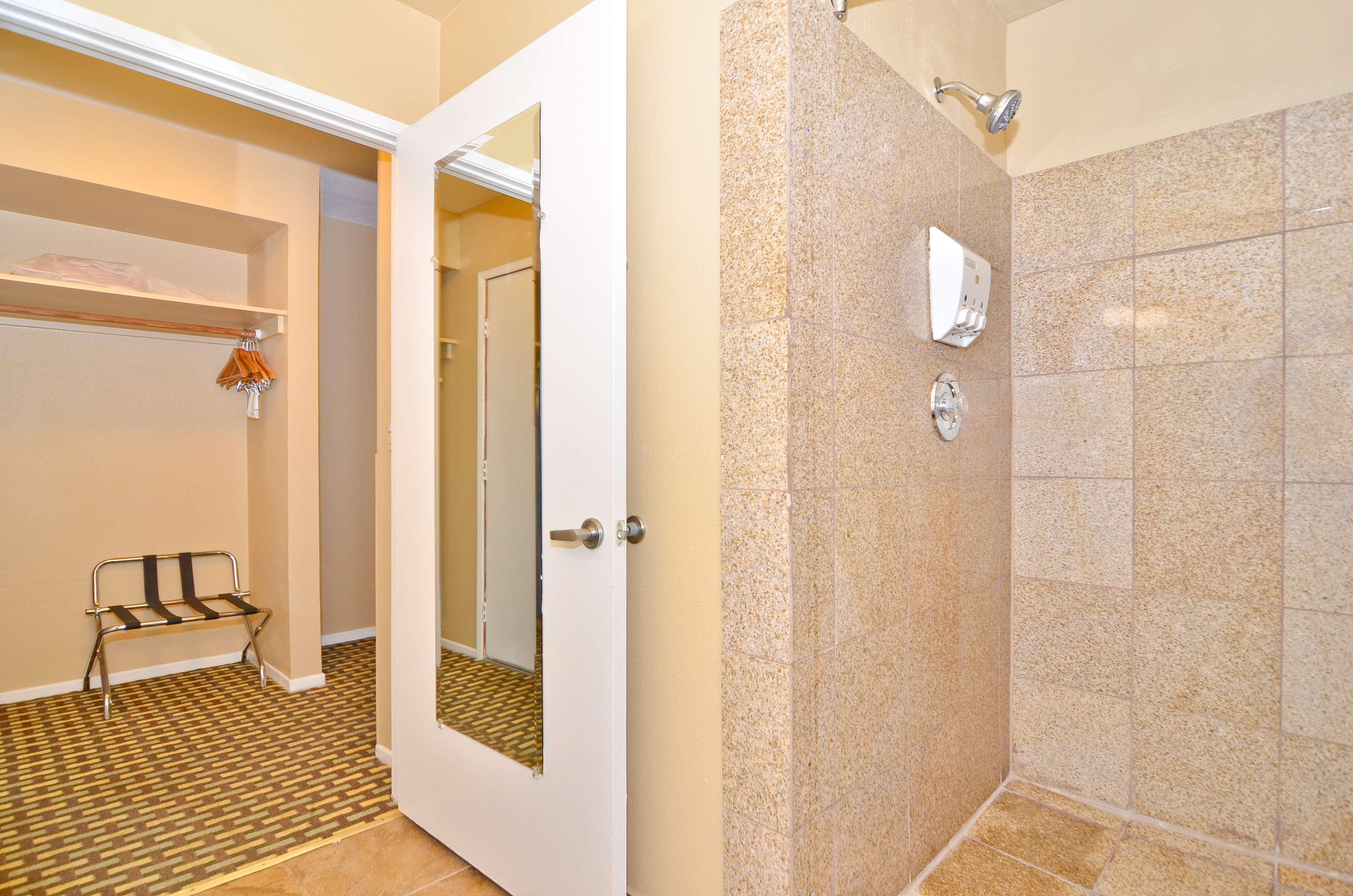 Western Kettleman & Hotel 3*