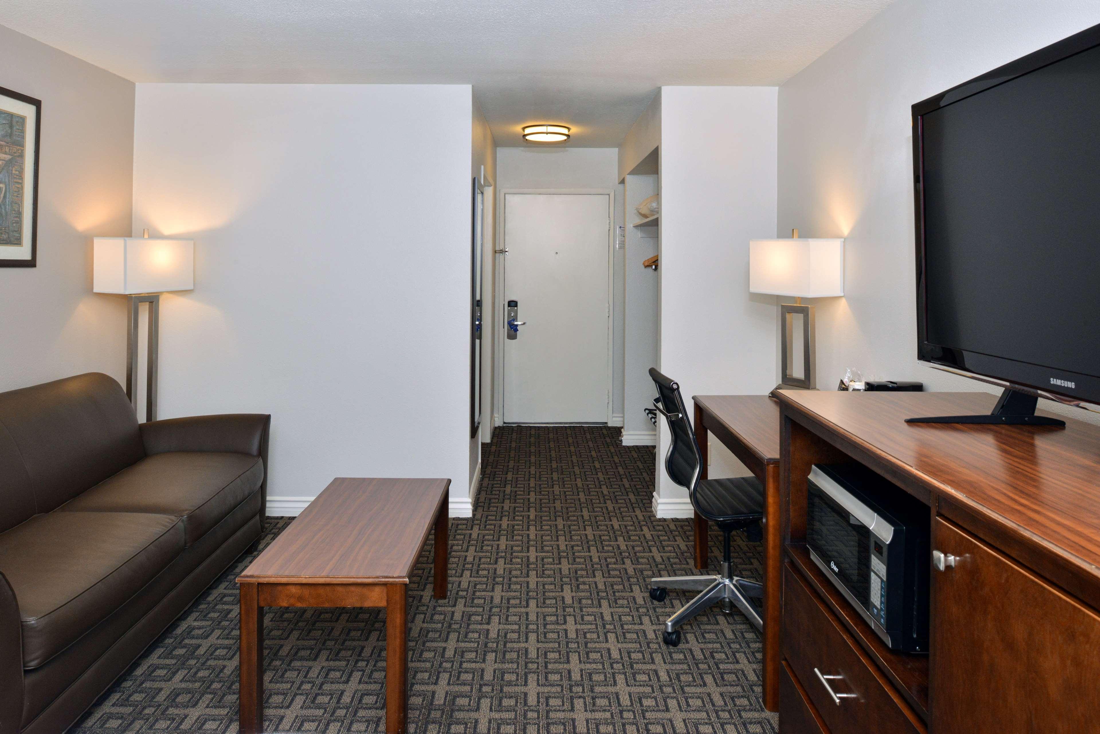 Western Kettleman & Hotel