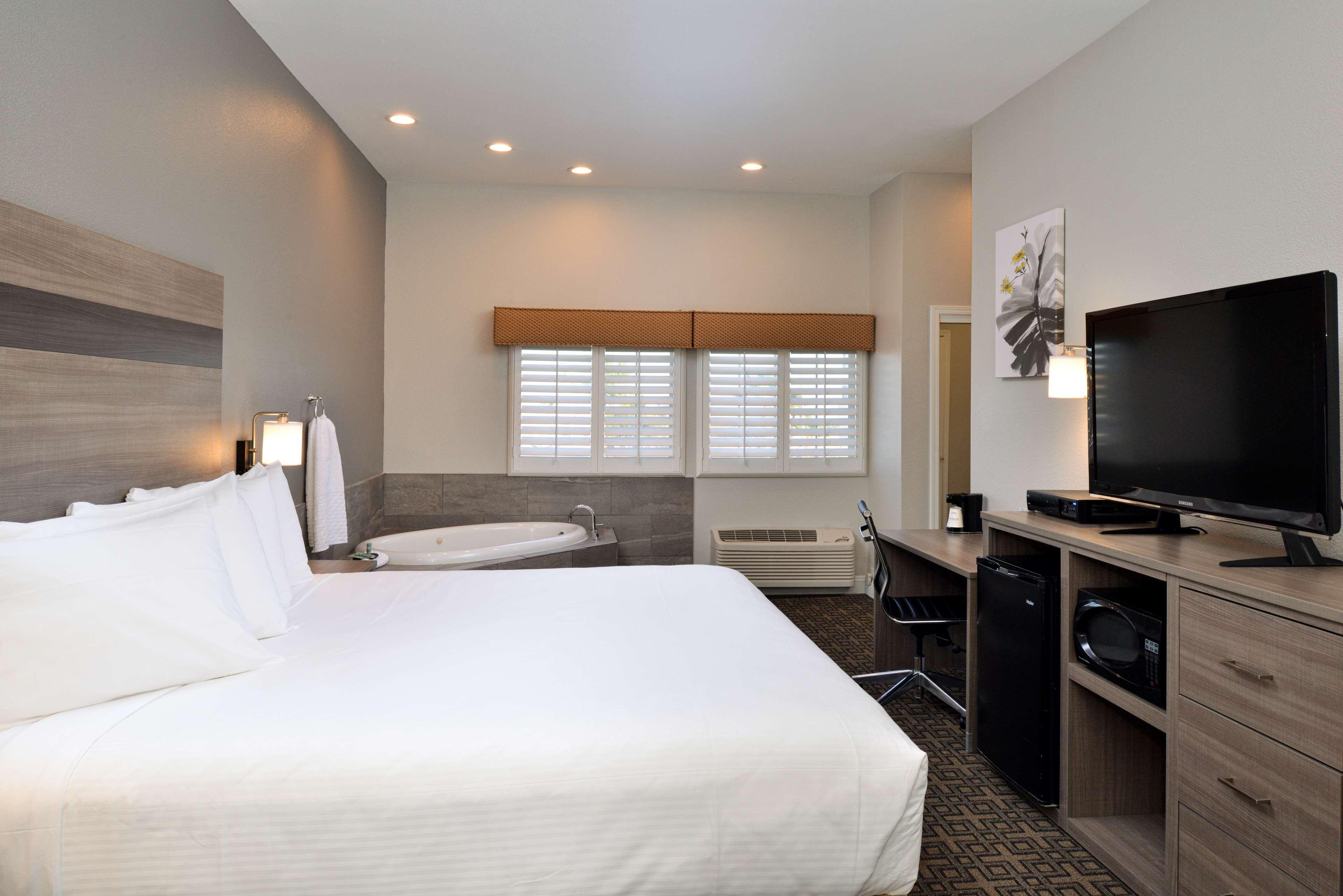 Hotel Western Kettleman & 3*